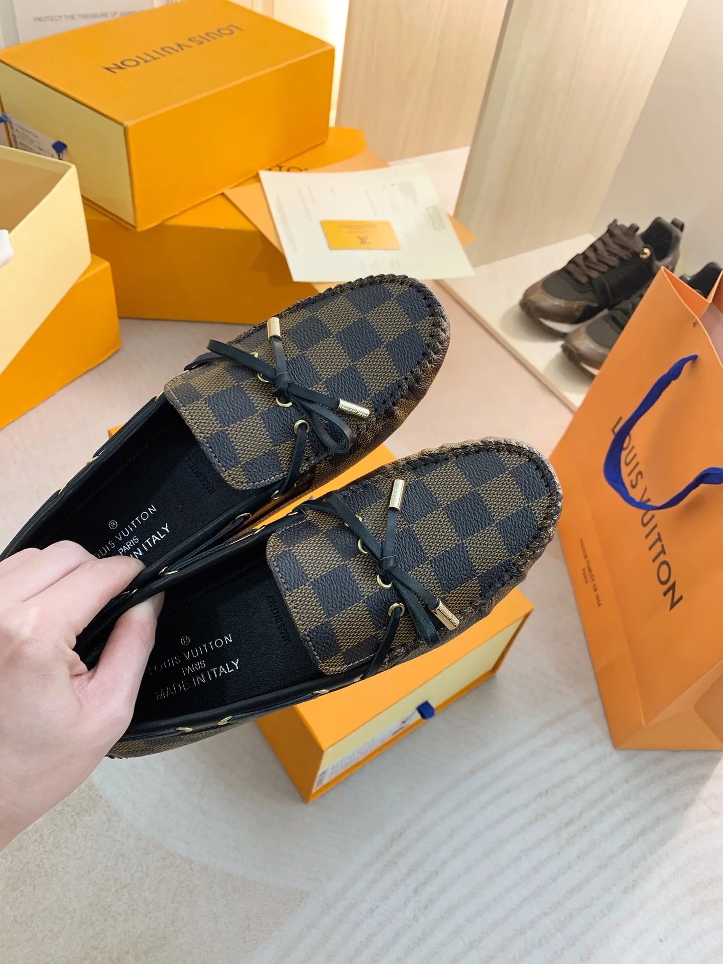 p460💰Couple model❤️🇫🇷 𝙇𝙤𝙪𝙞𝙨 𝙑𝙪𝙞𝙩𝙩𝙤𝙣 🇫🇷Louis Vuitton 2023 Classic𝓛𝓿 𝓣𝓻𝓪𝓲𝓷𝓮𝓻 Sports Series ➪➪➪¯ [Arizona Doudou Shoes Series] ▪️▪️▪️Arizona slip-on shoes are made of Monogram Eclipse canvas. Its hand-painted and dyed edges and hand-sewn uppers fully demonstrate Louis Vuitton's traditional shoemaking craftsmanship. This slip-on shoe is very lightweight. The integrated tongue and upper make it particularly comfortable and flexible. The soft outsole is equipped with rubber padding. Decorated with matching sash. Detailed features: ☑️Monogram Eclipse canvas ☑️Black Eclipse pattern ☑️Hand-painted shoe edges ☑️Hand-sewn uppers (each pair takes time to process) ☑️Integrated tongue and upper construction ☑️Outsole equipped with rubber lining ☑️size: 35_46